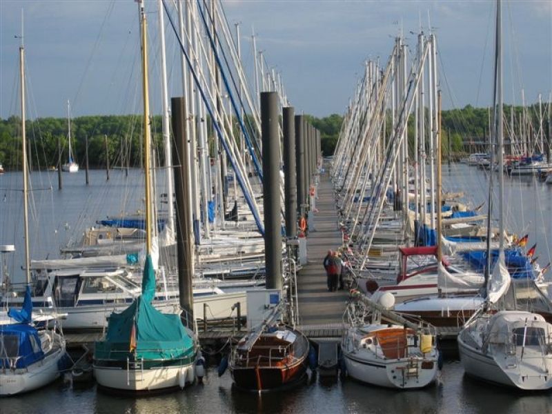 Entlang der Elbe kommt man vom historischen Ewerhafen bis zum größten tideunabhängigen Sportboothafens Europa überall entlang.