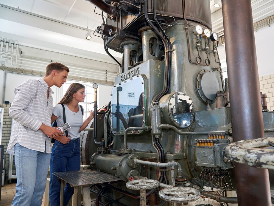 Mann und Frau betrachten eine alte Maschine im Industriemuseum Elmshorn