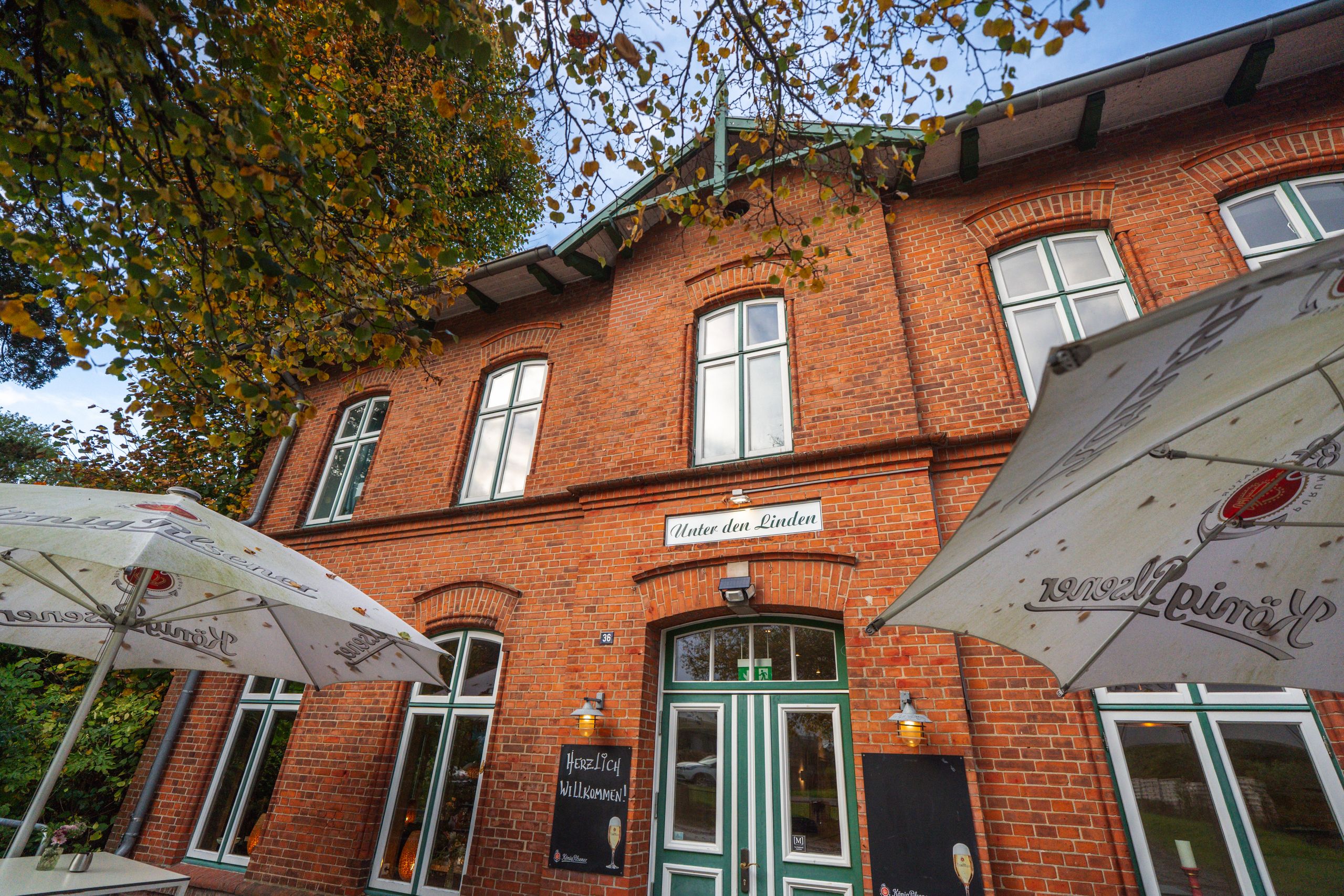 Der Haupteingang zum Gasthof Unter den Linden
