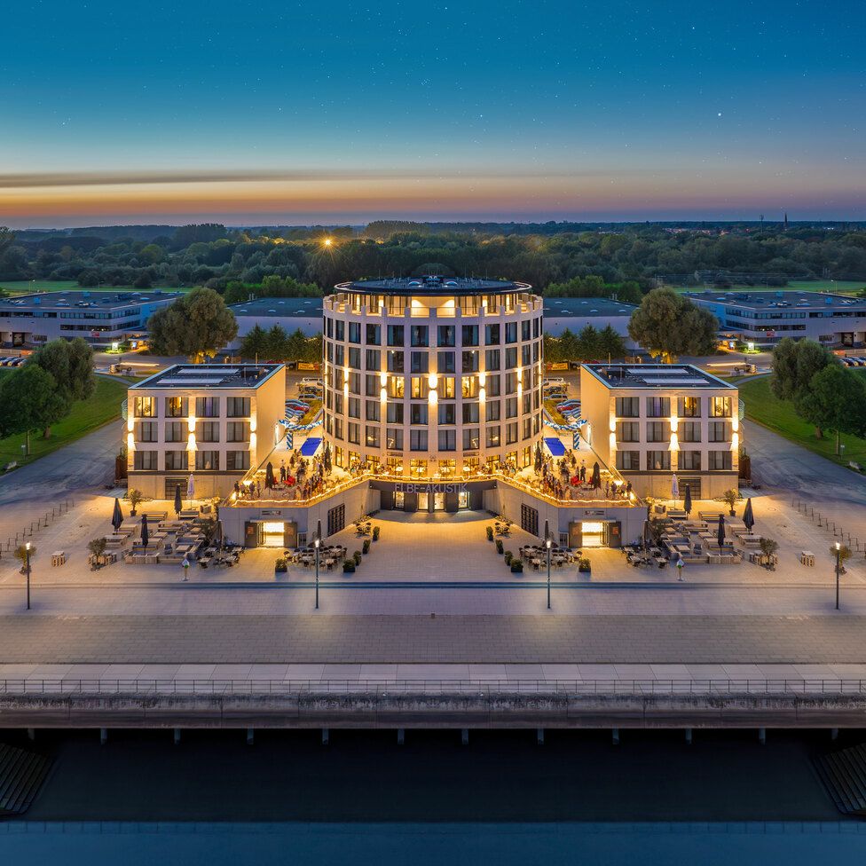 Innen- und Außenansichten des Hotel Hafen Wedel