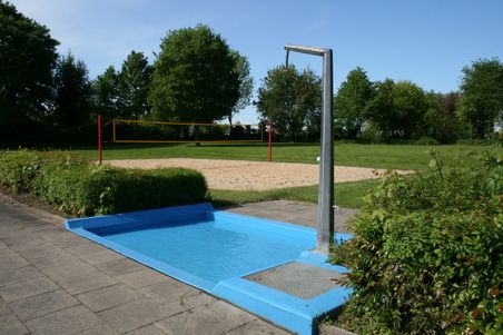 Dusche und Volleyballfeld