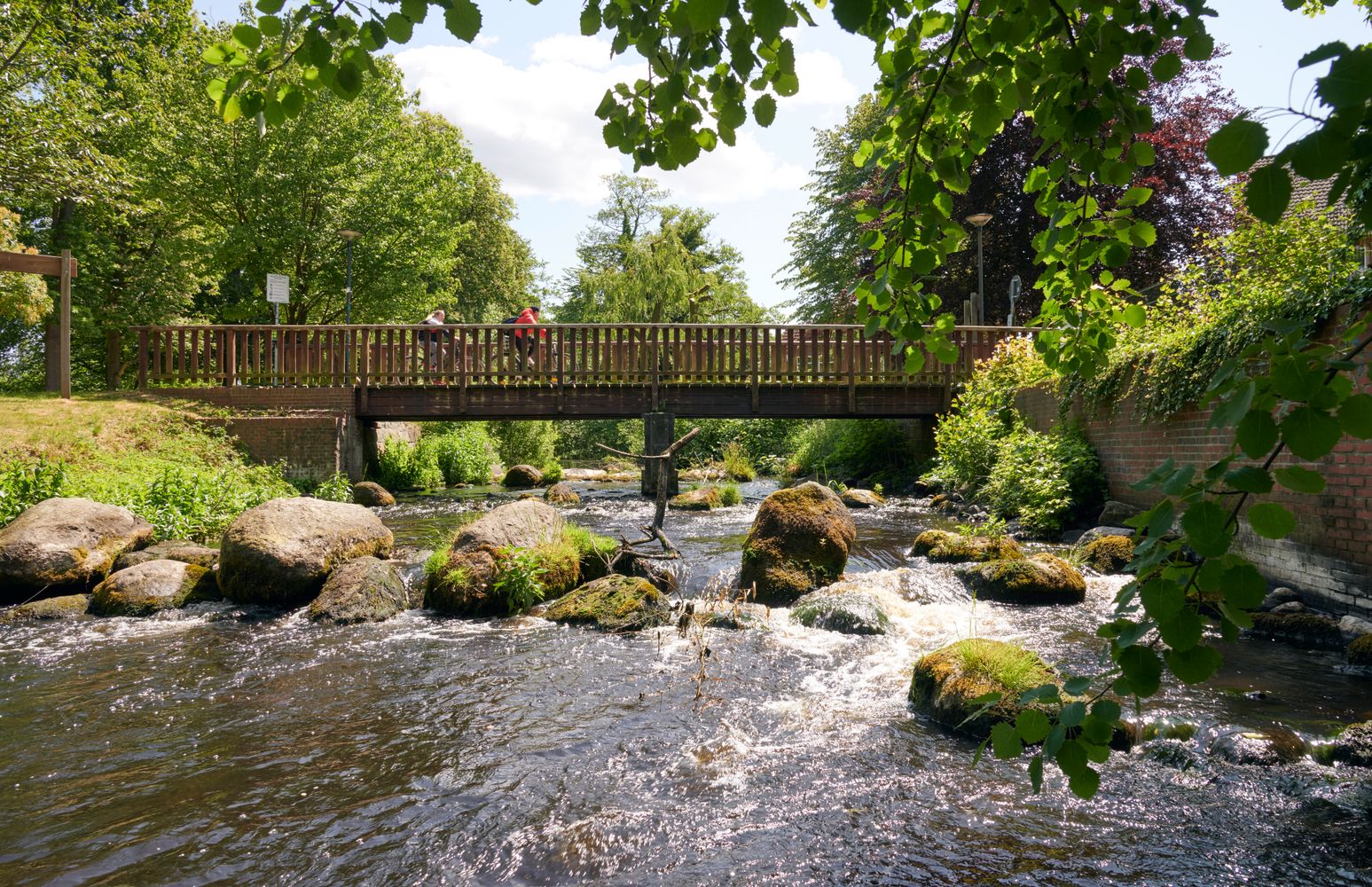 Osterau Insel Bad Bramstedt mit Fontaine und Solgleite