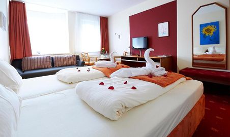 Innen- und Außenansichten vom Hotel Diamant in Wedel