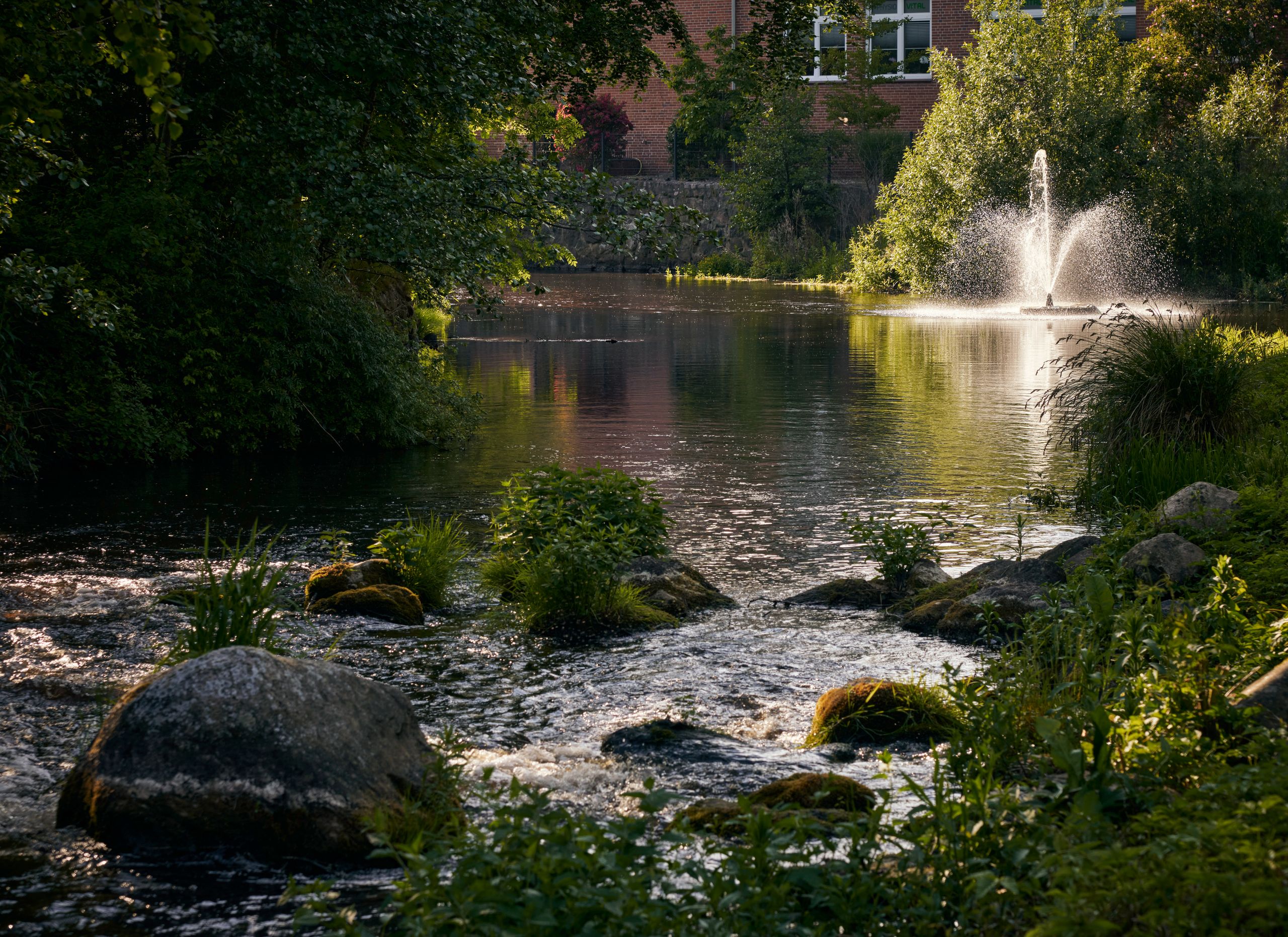 Osterau Insel Bad Bramstedt mit Fontaine und Solgleite