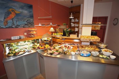 Innen- und Außenansichten vom Hotel Diamant in Wedel