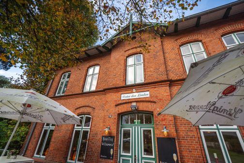 Der Haupteingang zum Gasthof Unter den Linden