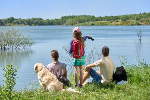 Sommerlicher Familienausflug an der Tongrube Muldsberg. Kreis Steinburg