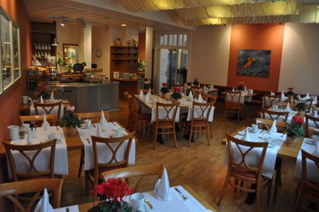 Innen- und Außenansichten vom Hotel Diamant in Wedel