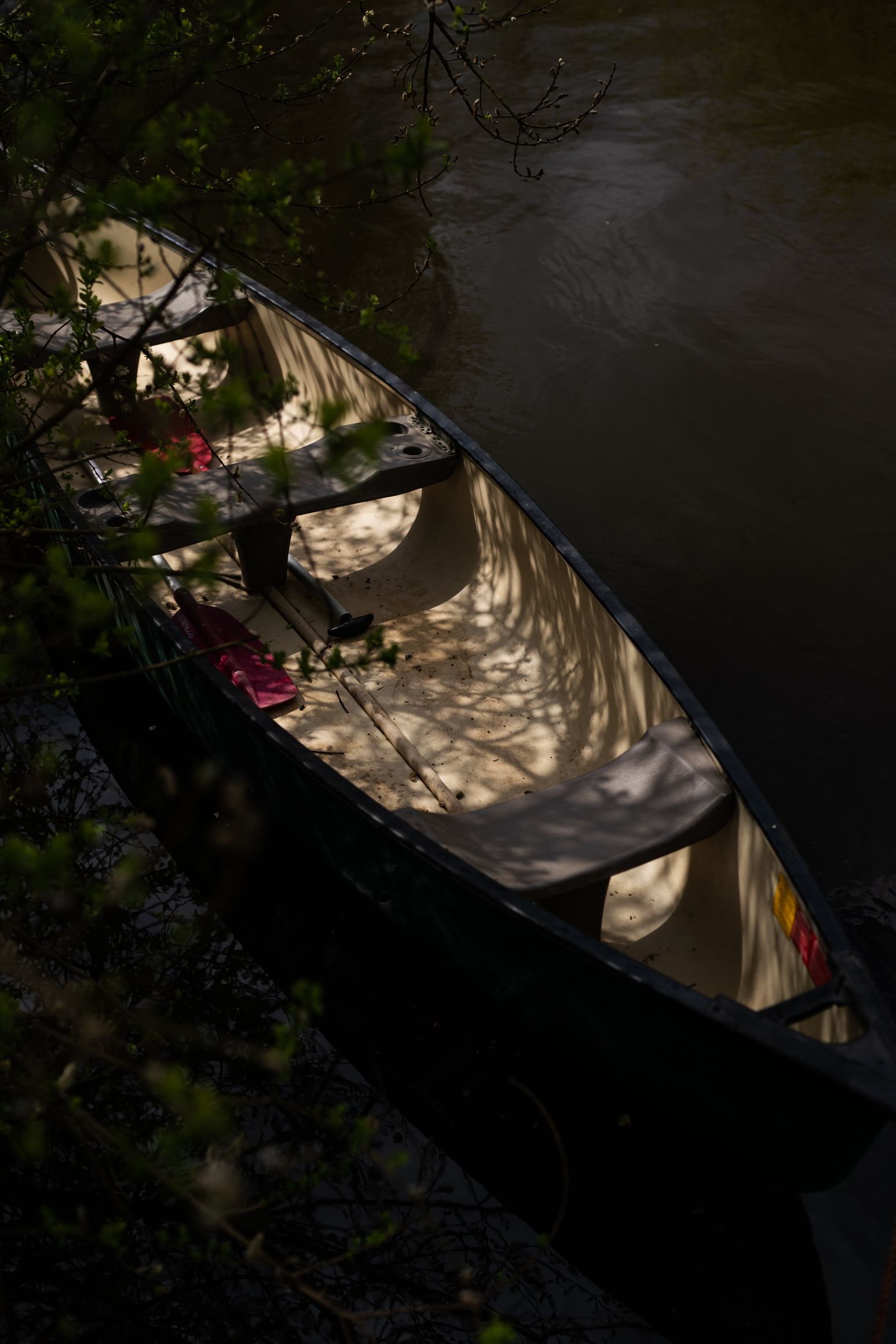 Kanu im Wasser liegend.