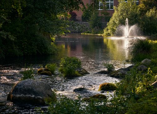 Osterau Insel Bad Bramstedt mit Fontaine und Solgleite