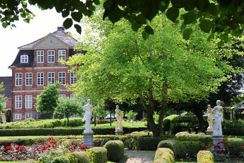 Neues Rathaus Wilster mit Bürgermeistergarten