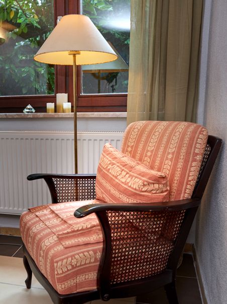 Gemütlicher Sessel, Stehlampe mit Blick in den Garten.